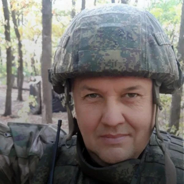 Николаю Романову было 50. Он носил очки, перенёс операцию на позвоночнике, работал бригадиром строит