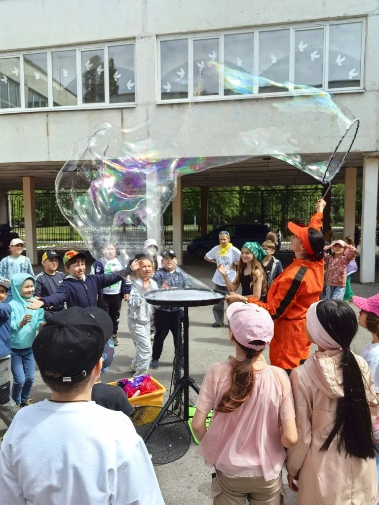 🎉 Солнышко зажглось!
Официальное открытие смены в школьном лагере!

В нашем «Солнышке» случилось на
