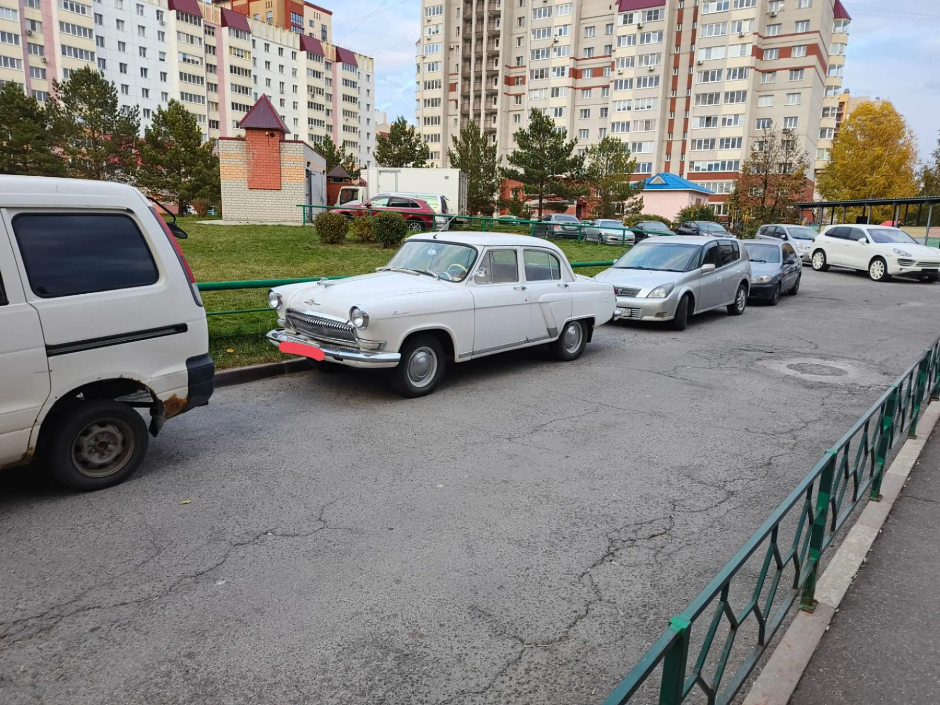 🚘 Удивительные автомобили, встречающиеся в новых и старых кварталах. Фото из сообщества.