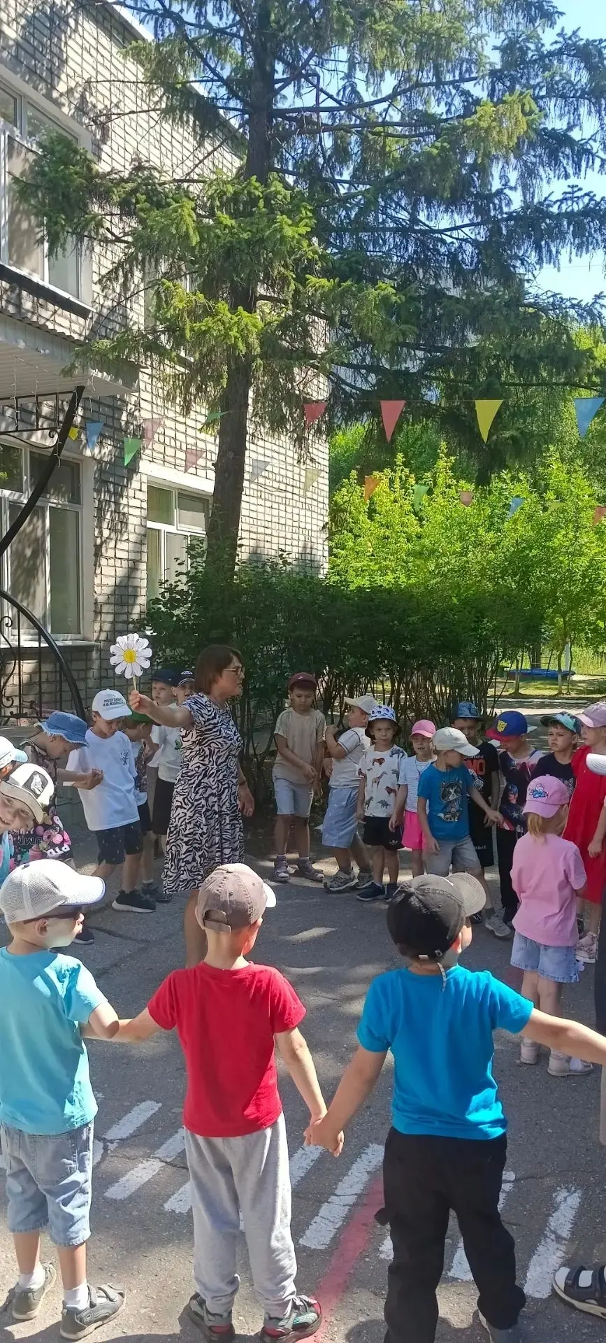 Днем семьи, любви и верности!  ❤️❤️❤️

Сегодня наш детский сад стал настоящей ромашковой поляной в ч