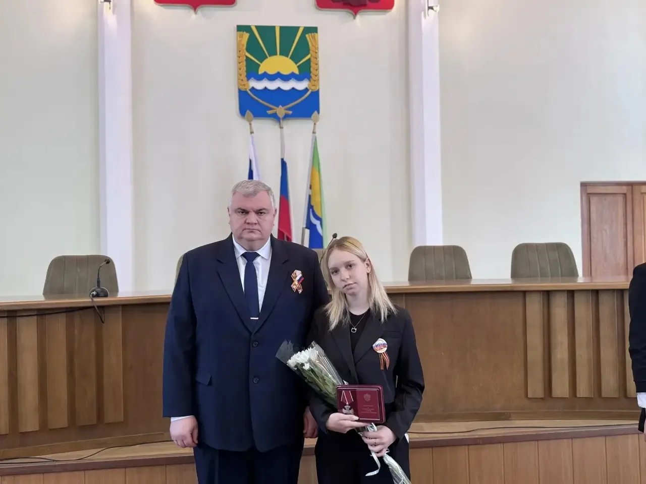 Глава Азовского района Сергей Комаров вручил ордена и медали семьям погибших героев СВО  В администр