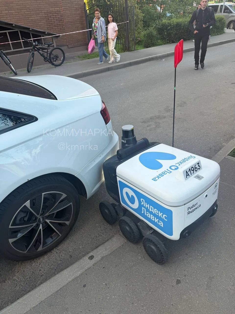 Первое ДТП с участием роботов в Коммунарке🤖