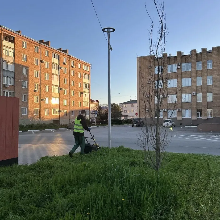 Подрядной организацией ООО "Прометей" выполняются работы по содержанию общественных тер...