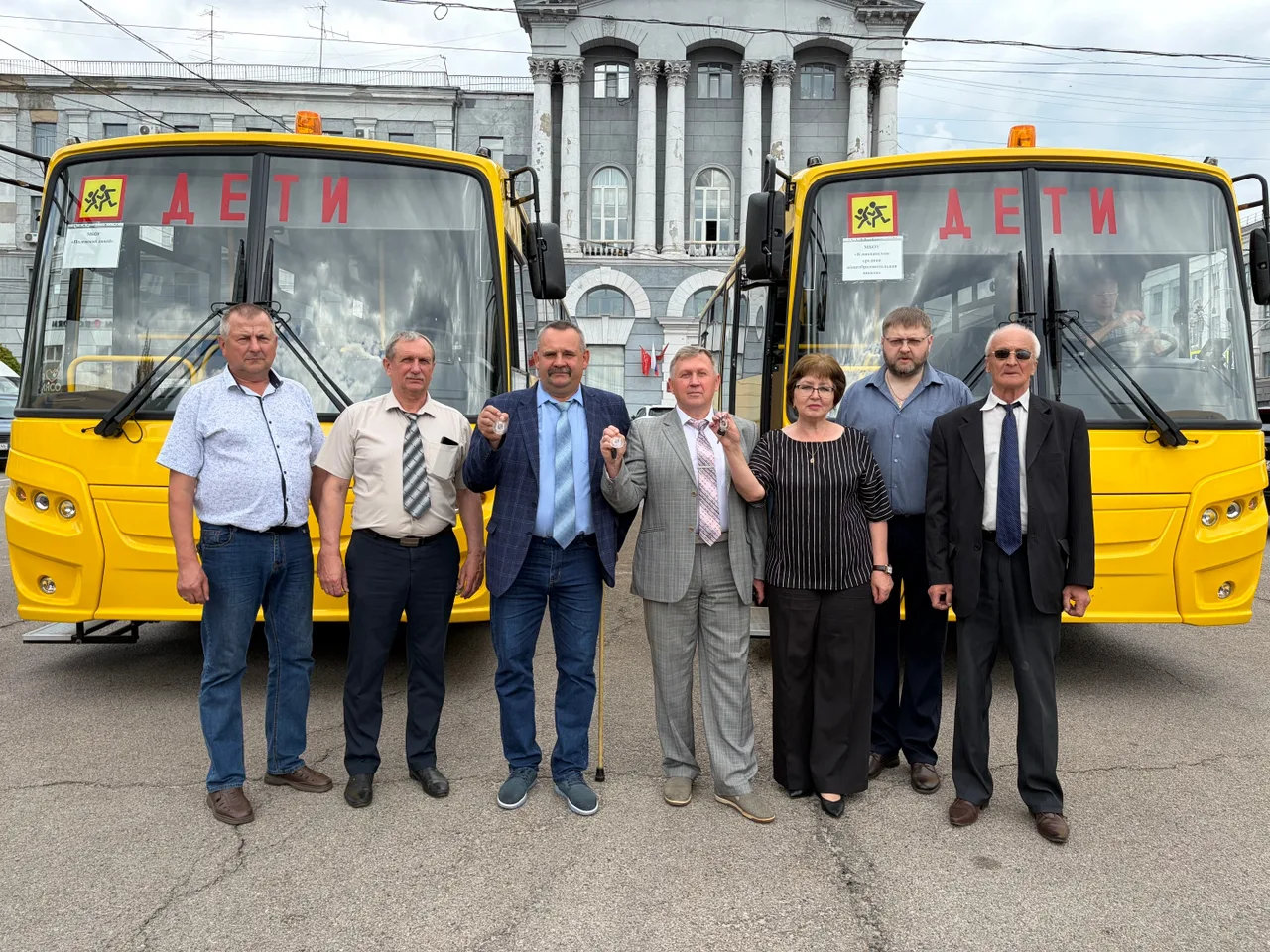 Губернатор Александр Хинштейн вручил ключи от новых автобусов школам Курского района