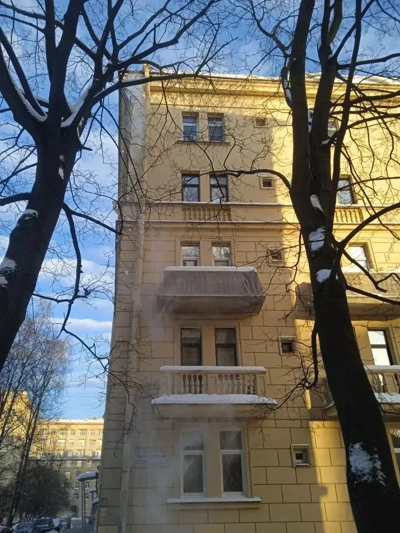 АО "Строитель" продолжает непрерывно вести работы по очистке кровли многоквартирных дом...