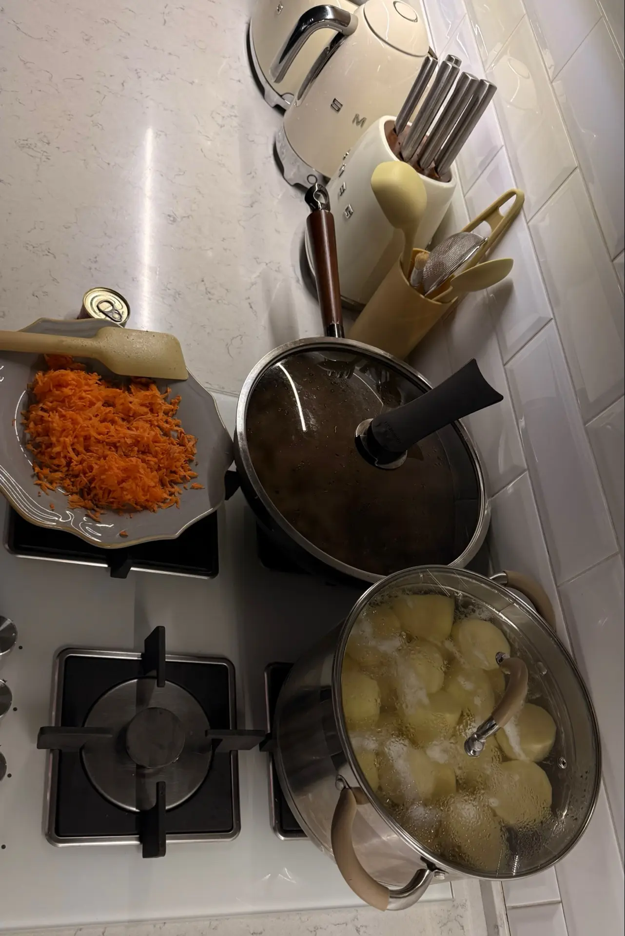 Со стиркой и домашними делами покончено! ✅ Начистила картошку, поставила вариться, мясо уже тоже туш