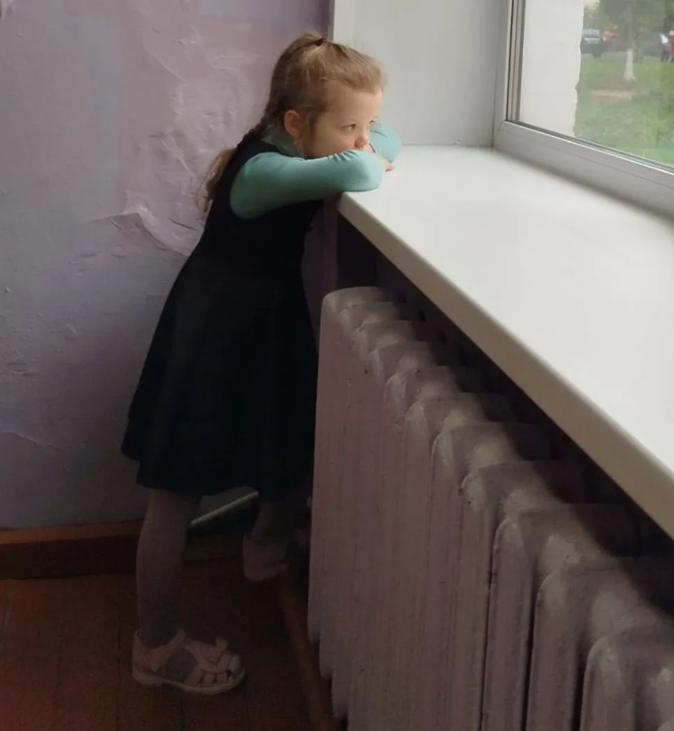 Вероничка нашла себе спокойный уголок 💖 - в раздевалке у окна.
