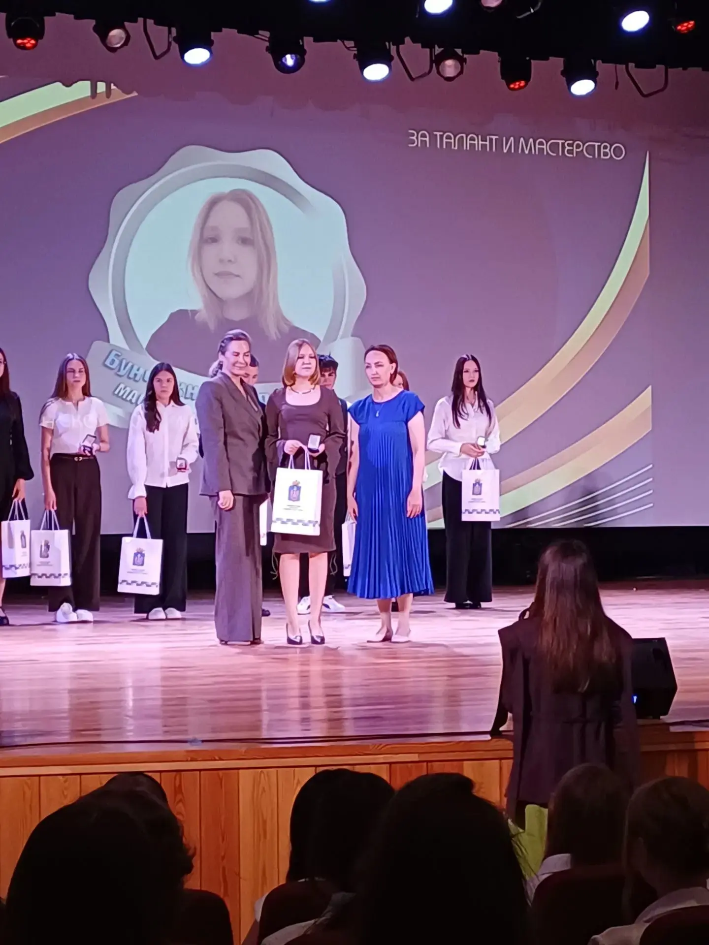 ✨ Сегодня звенели медали и сердца! ✨

Этот день пахнет одновременно летней свободой, новой взрослой 