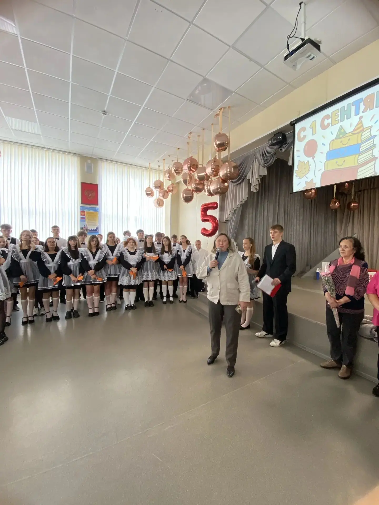 Сегодня, 1 сентября, Глава Чулымского района Светлана Кудрявцева начала свой день с гла...