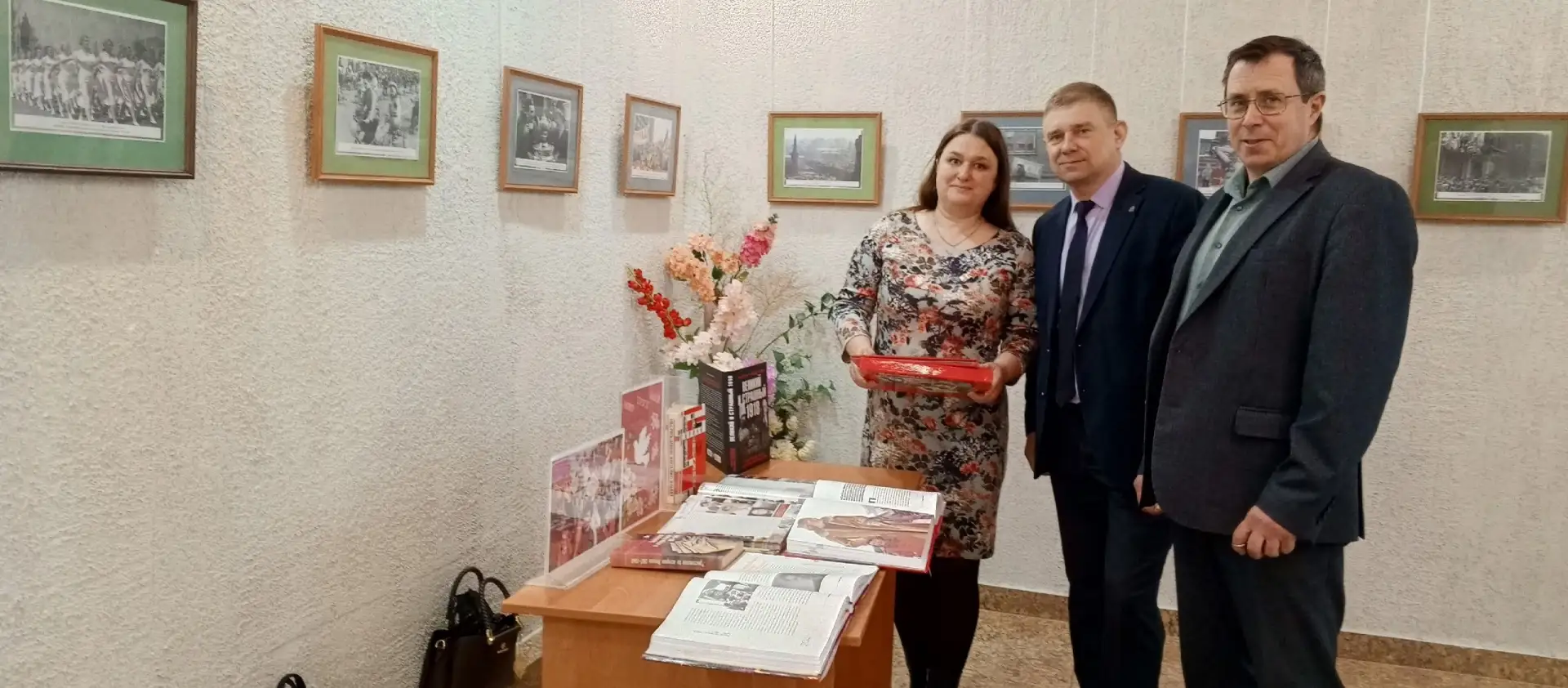В фойе киноконцертного зала была представлена книжная выставка «Мир. Труд. Май». Приглашая всех окун