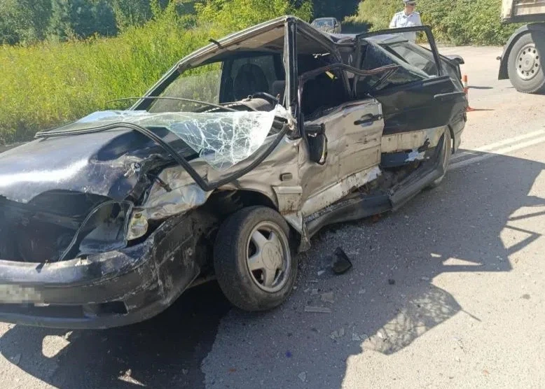В Пскове ВАЗ влетел в грузовик с полуприцепом.