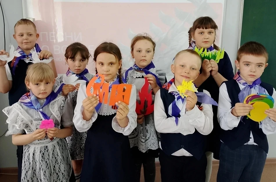 Орлята 1 класса активно готовились к 9 Мая. Ребята вырезали оформление на Окна Победы, ...