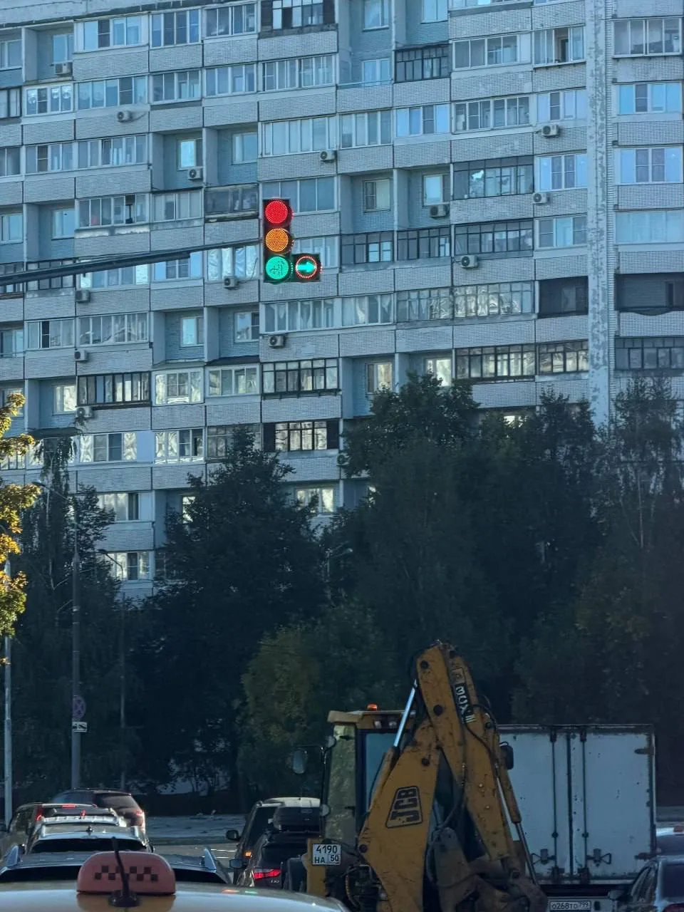 😅 Светофор на Панфиловском проспекте начал светиться почти всеми цветами радуги