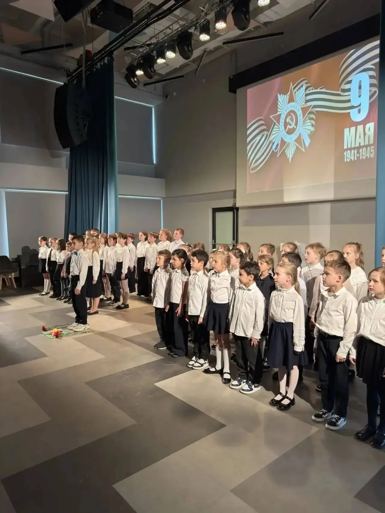 🎖️Голоса Победы: от детского шёпота до силы школьного хора  📍 Академика Челомея, 6А  🕊️Актовый зал н