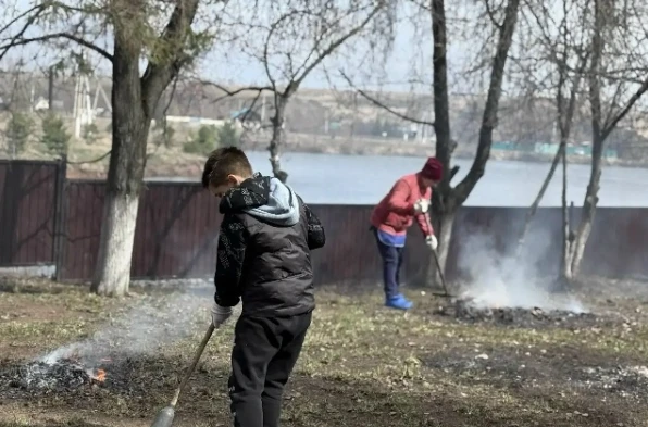 Сегодня в школе состоялся субботник — совместное мероприятие, где учителя,сотрудники и ...