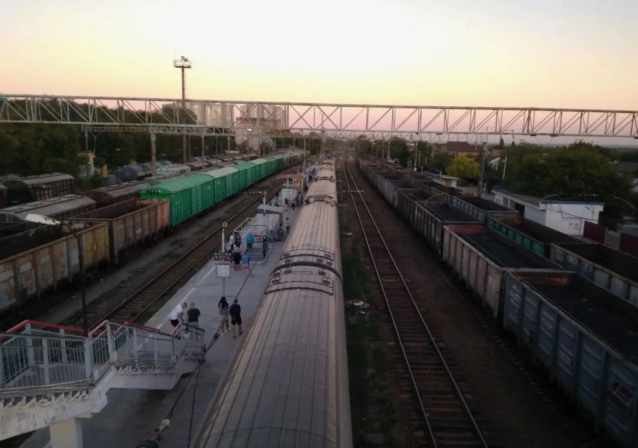 Двух подростков ударило током на крыше поезда в Ростове