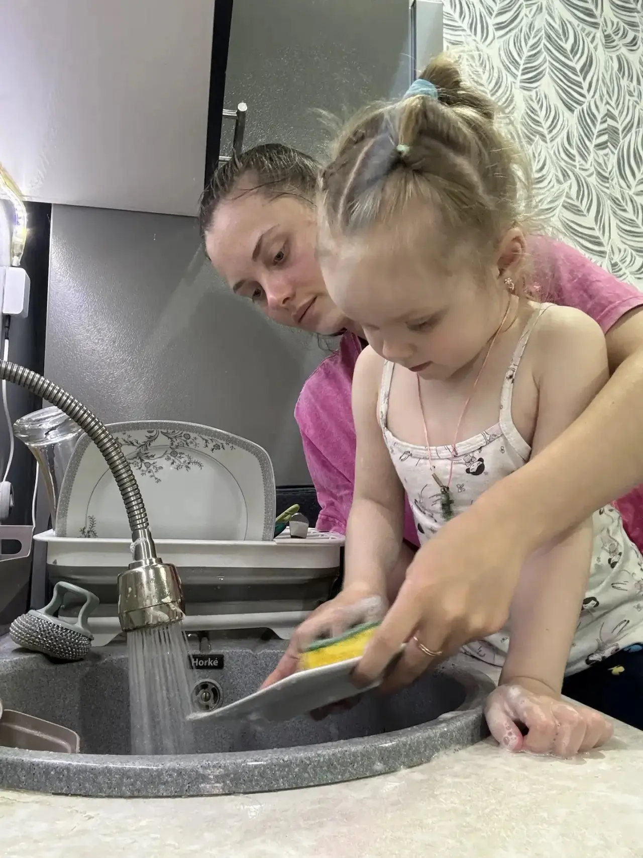 Вот какие мамины помощники растут у нас в младше-средней группе🧑‍🍳🌸🚿🧁🪏🌱💕👍