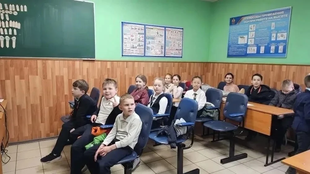 Школьники в гостях у пожарных Приморского района