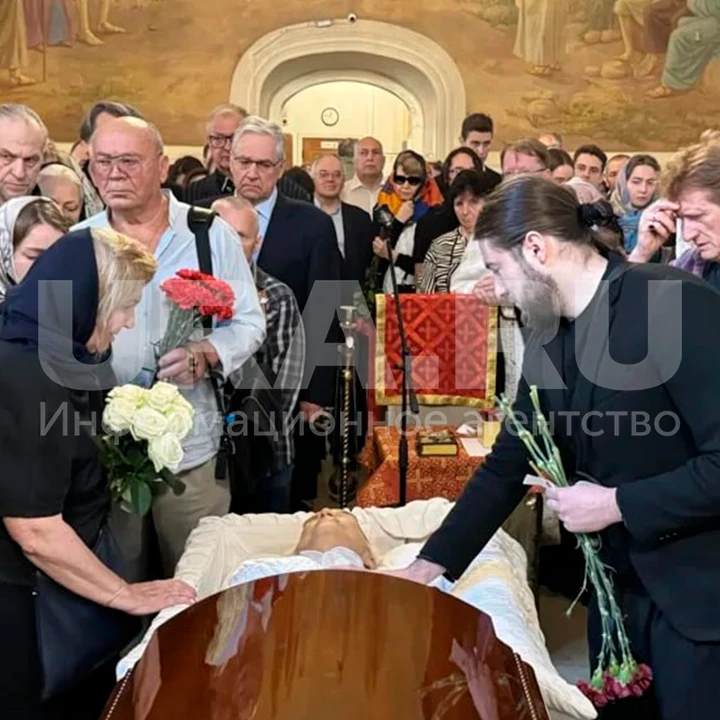 На прощание с Владимиром Молчановым прибыли сотни человек  Церемония прошла в храме Благовещения Пре