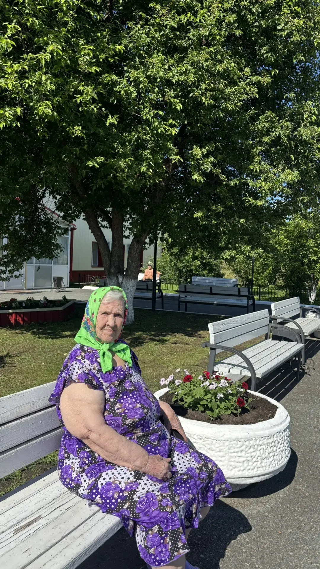 🪻🪷🌺В Исетском доме социального обслуживания наступила самая красивая пора года. Территория учрежд