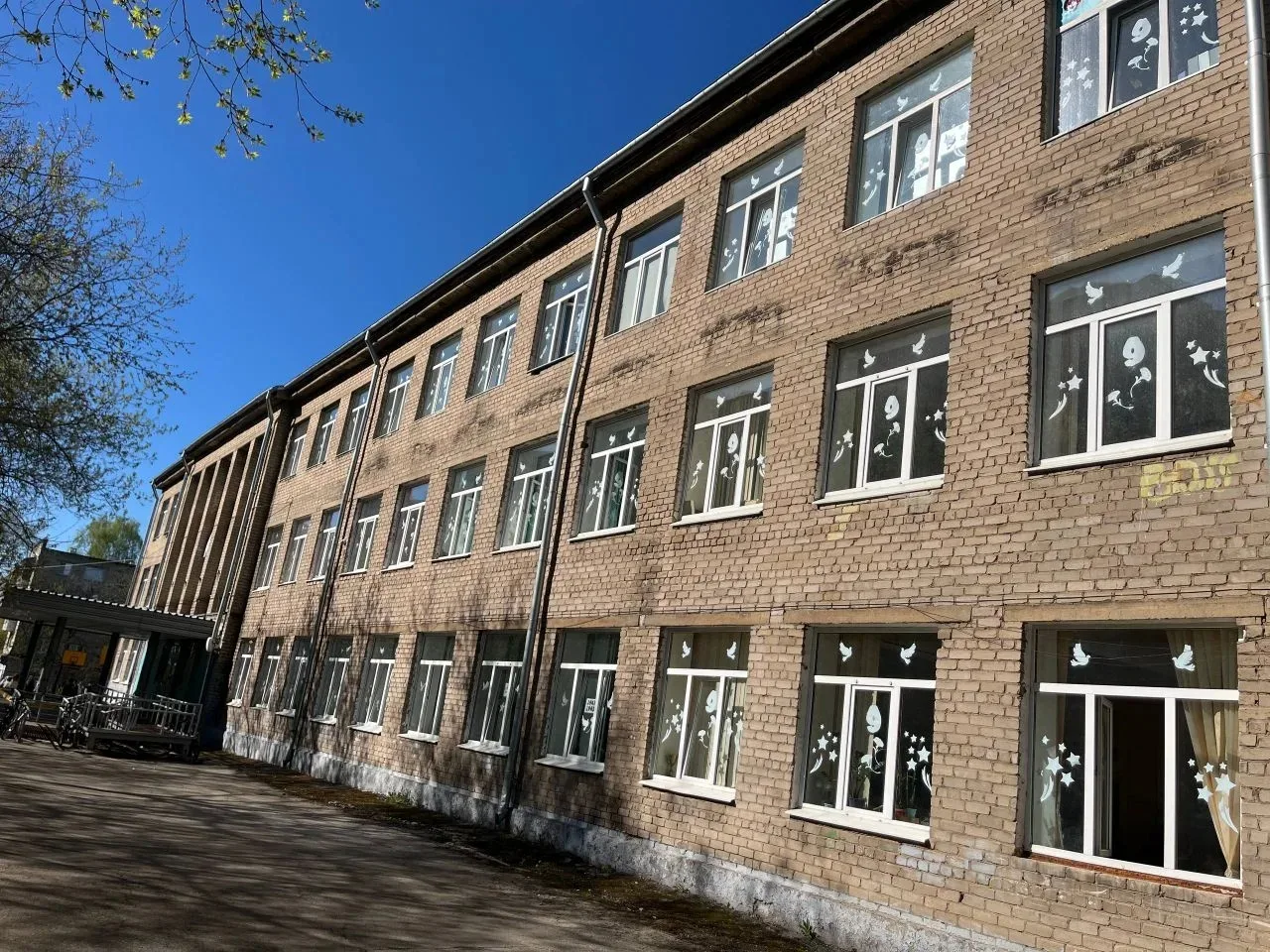 В преддверии праздника наша школа с гордостью присоединилась к Всероссийским акциям "Окна Победы" и 