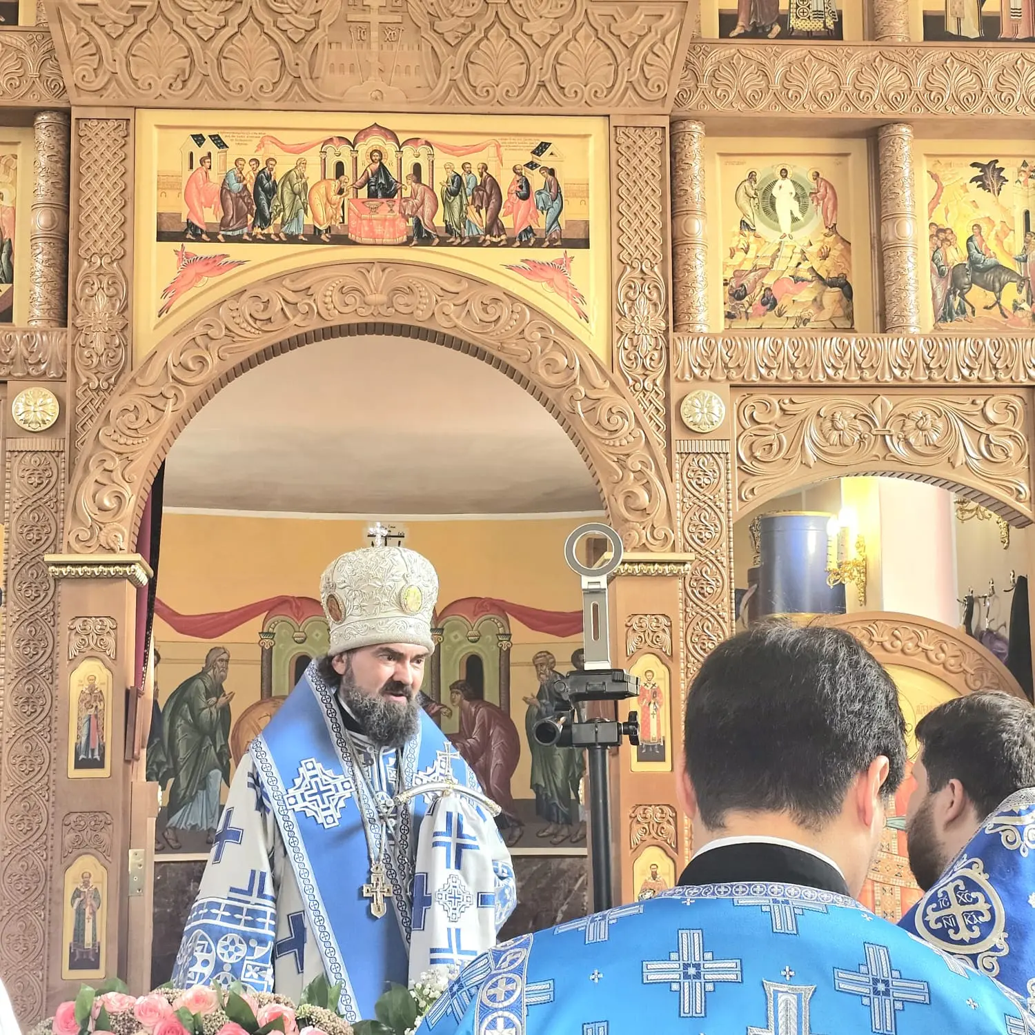 Многолюдно было сегодня утром в небольшом храме, расположенном в непосредственной близо...