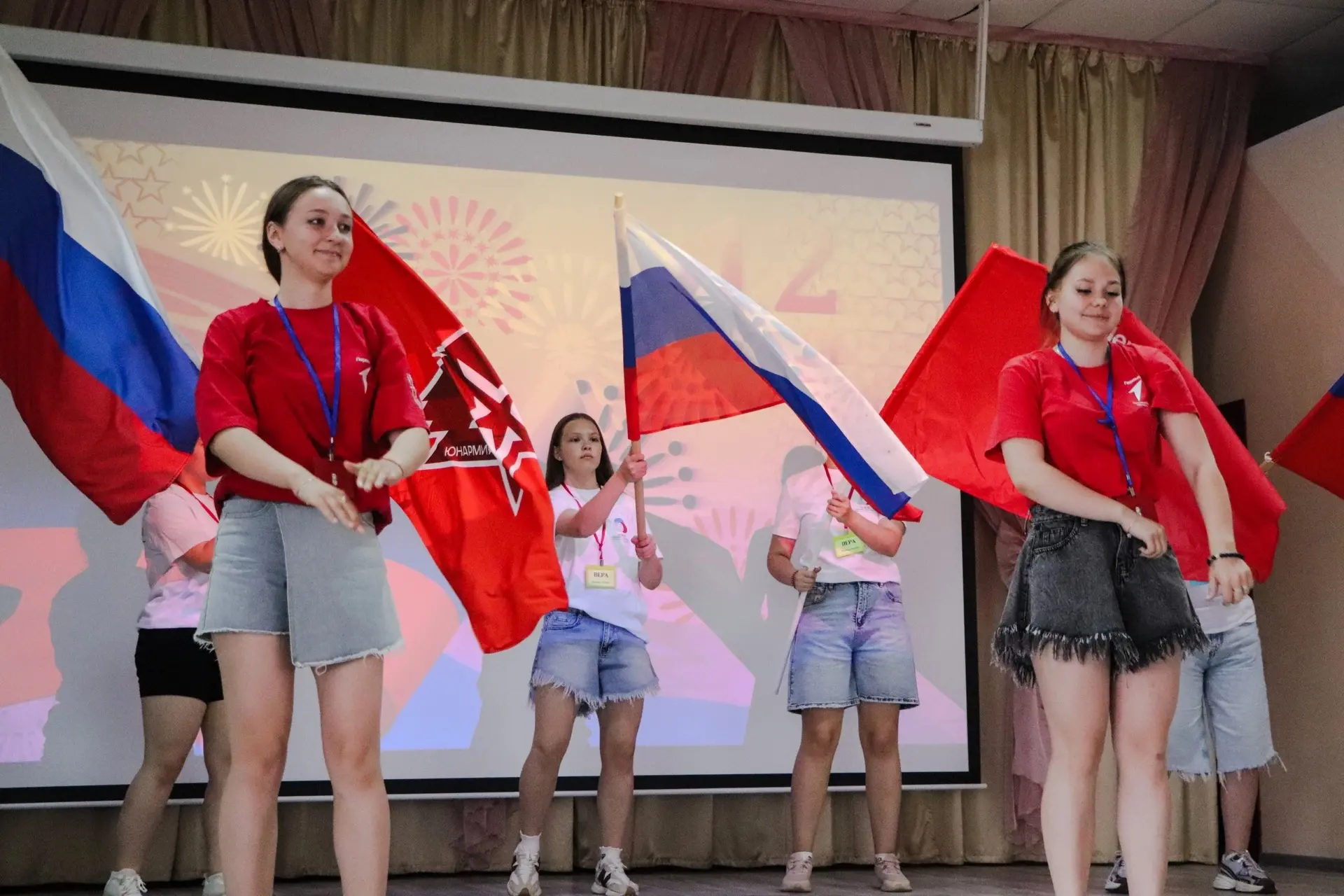 Празднование главного государственного дня традиционно превратило наш школьный лагерь «Мечта» в наст