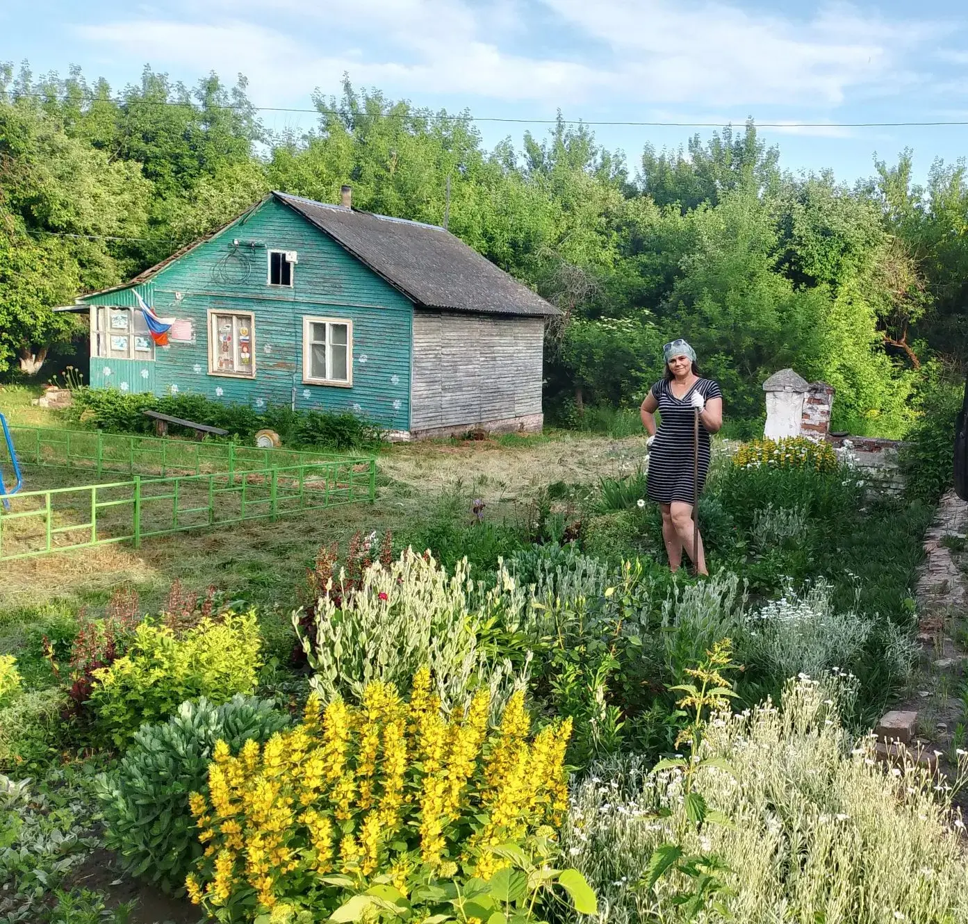 В культурно-досуговых учреждениях Конышевского района прошли субботники. Сотрудники кул...