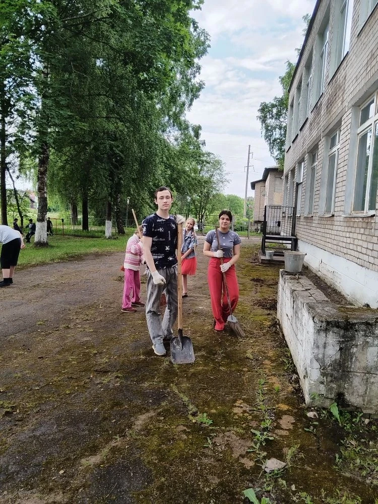 🪠Летний трудовой десант: день заботы и порядка

В нашей школе продолжается работа летнего трудового