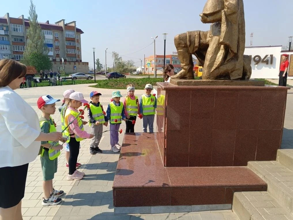 🌷ВОЗЛОЖЕНИЕ ЦВЕТОВ К ПАМЯТНИКУ НЕИЗВЕСТНОМУ СОЛДАТУ.
8 мая в преддверии великого праздника — Дня По