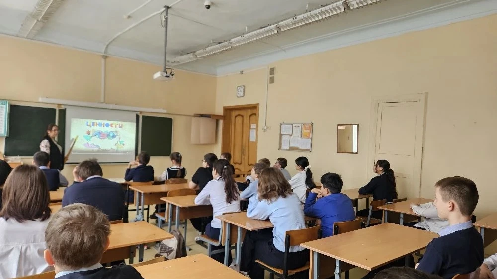Утро понедельника традиционно началось с поднятия флагов. У всех прошли "Разговоры о важном". Тема: 