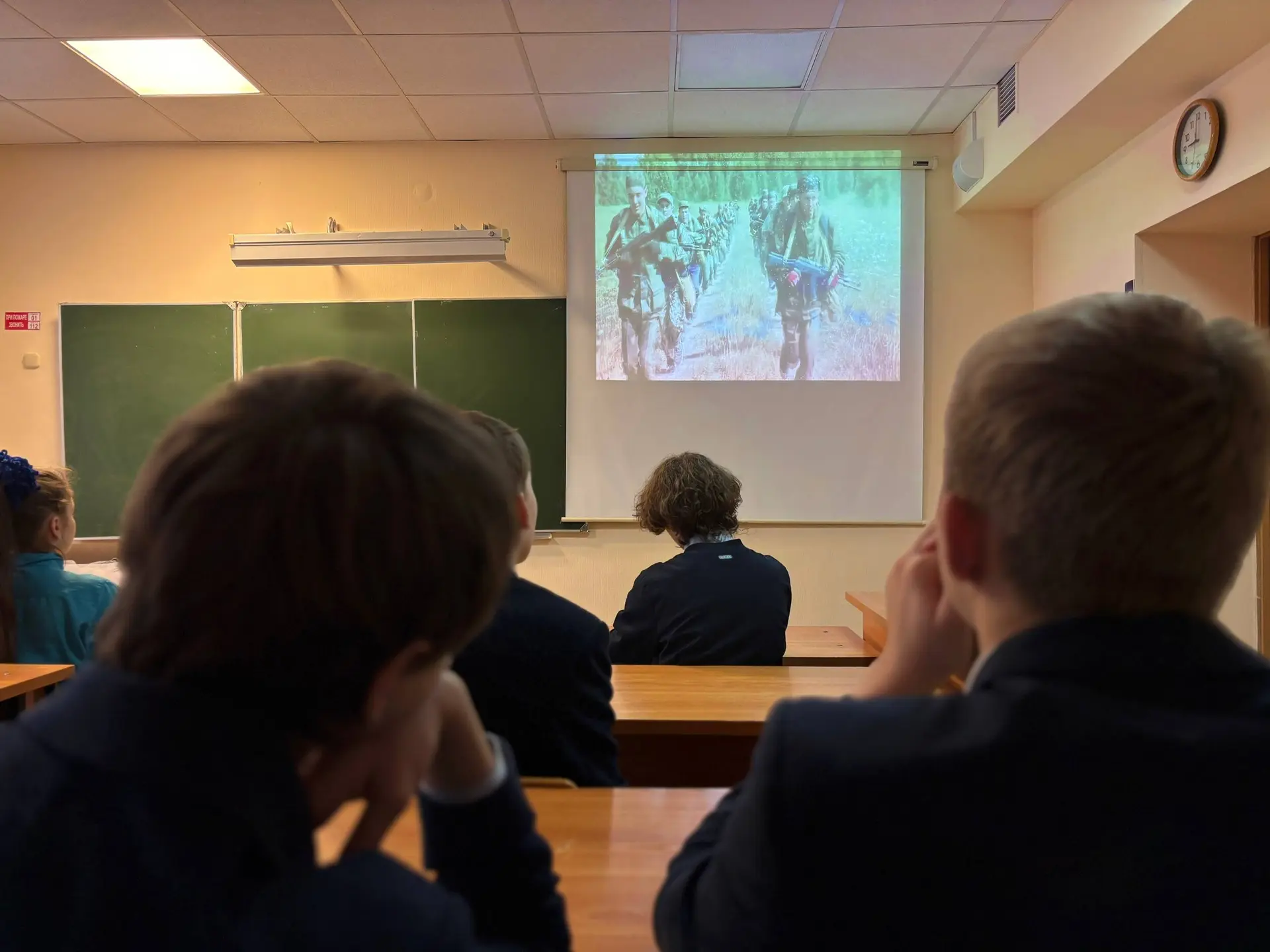 👩‍🏫 РАЗГОВОР О ВАЖНОМ 👩‍🏫    Новая учебная неделя в нашей школе стартовала с церемонии торжественног