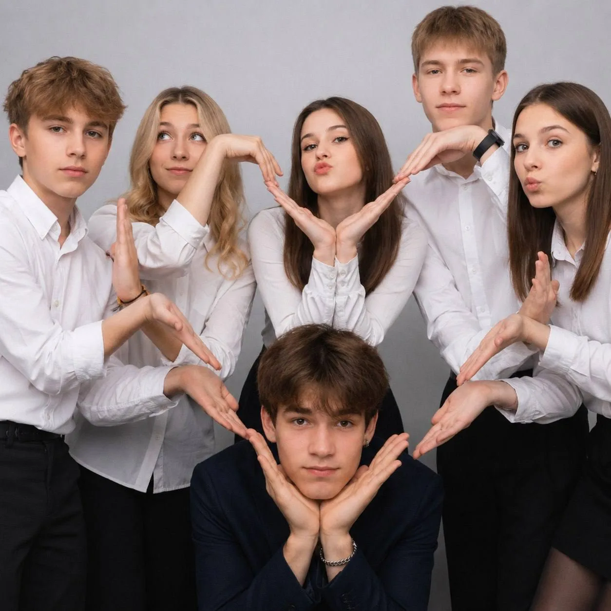 Вот какой выпускной альбом на самом деле хотят школьники — ГигаЧат превратил фотки с последнего звон