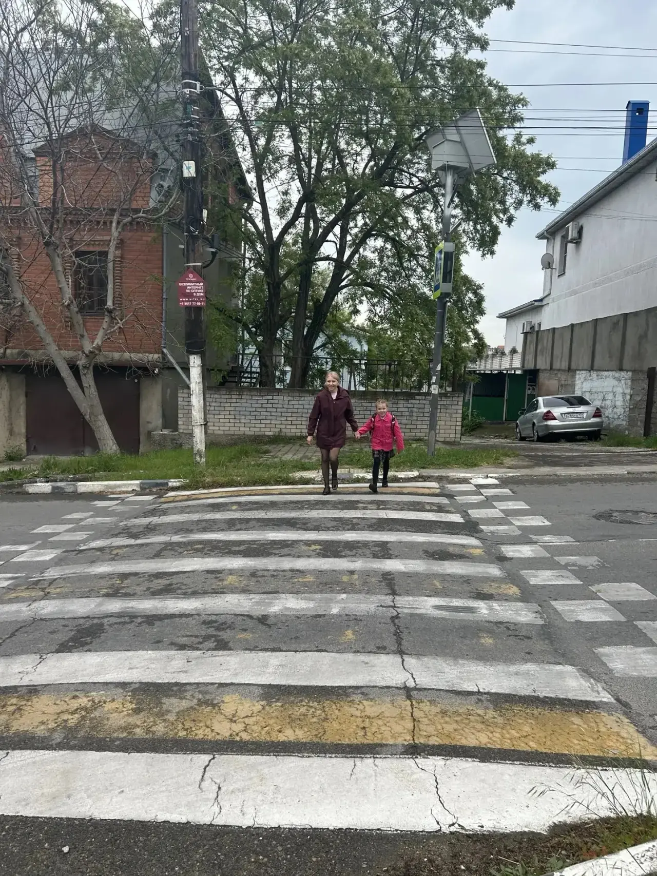 🚸 Родительский дорожный патруль — безопасность детей на первом месте!  Каждое утро возле нашей гимна