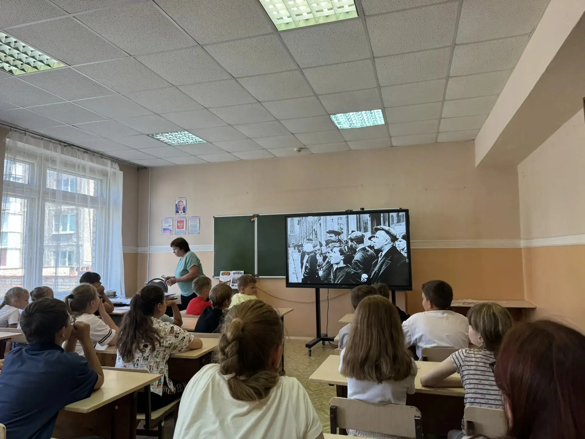 23 июня в лагере дневного пребывания «Лучики» день начался с бодрой зарядки на свежем воздухе! ☀️ А 
