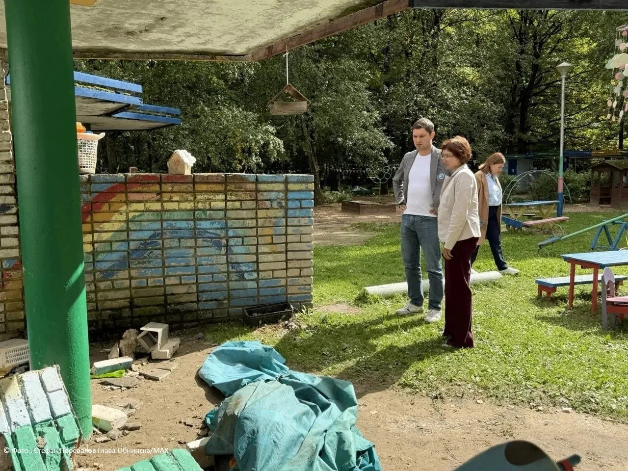 Трое воспитанников пострадали в детском саду в Обнинске — во время прогулки там обвалил...