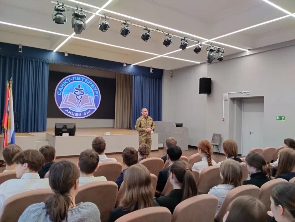 17 февраля в преддверии Дня защитника отечества в лицее прошел урок мужества. Уроженец Донбасса серж
