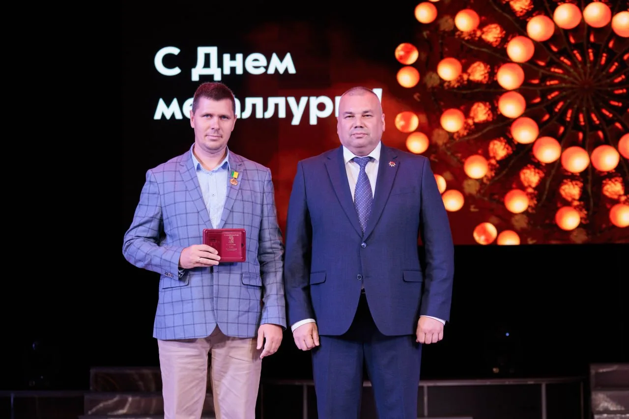 «Говорят, половину на плавку идущего жара печь берёт у сверкающих глаз сталевара».