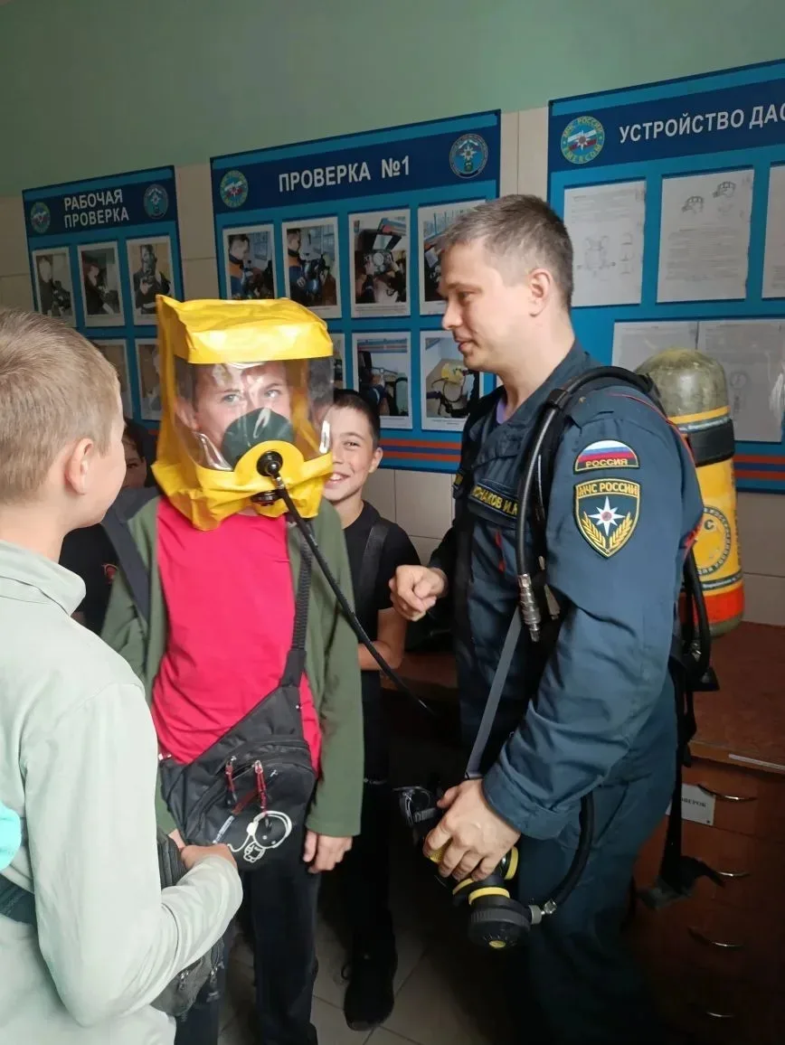Будни огнеборцев изнутри: воспитанники пришкольного лагеря посетили пожарную часть.
Ребята из 4 отря