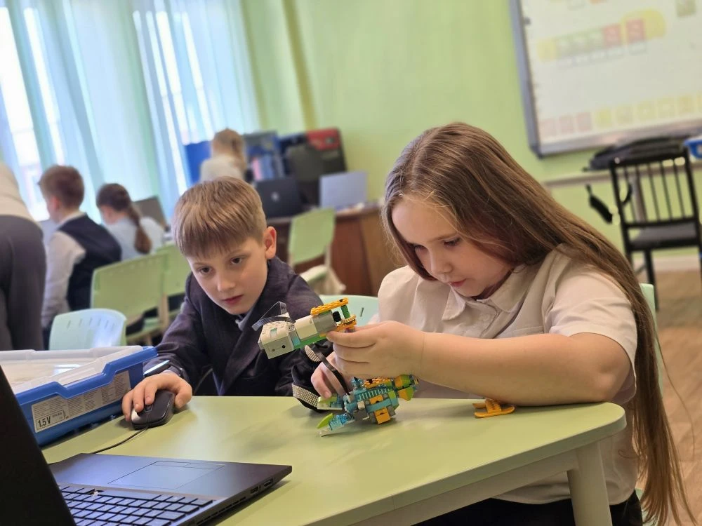 🌊 Батискаф своими руками: магия робототехники в начальной школе! Ребята начальной школы на кружке ро