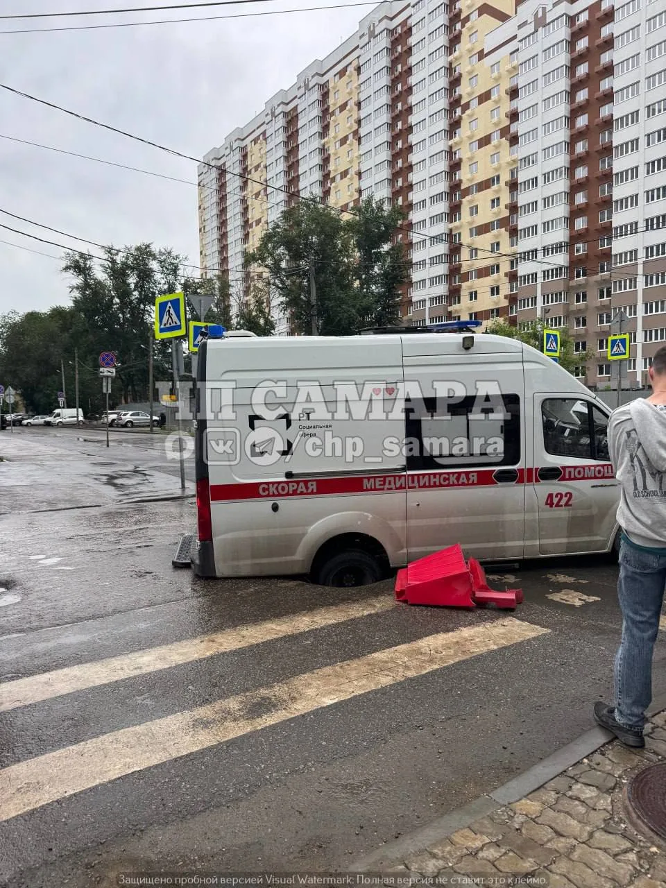 На Печерской улице в яму провалилась скорая помощь

Выбоина на дороге существует уже несколько месяц