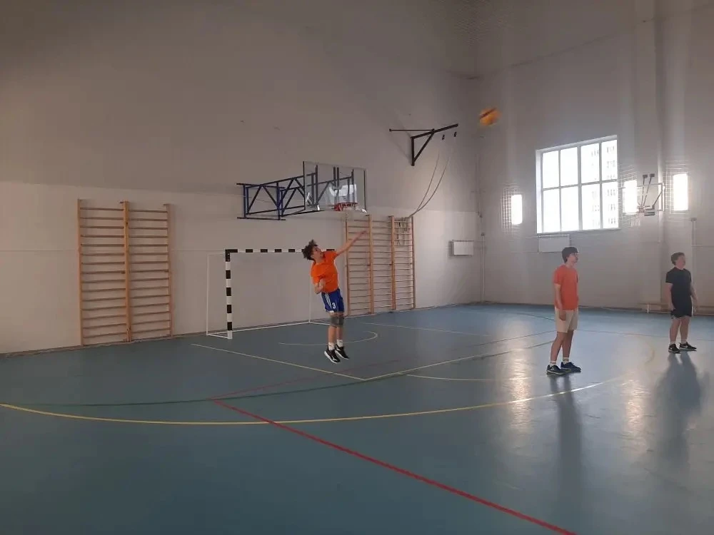 ПОБЕДА🏆🏐   5 мая состоялся товарищеский матч по волейболу среди команд МАОУ СОШ №138, МАОУ СОШ №221 