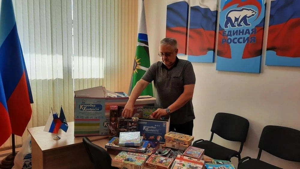 Директор Брянковского колледжа поддержал «Коробку храбрости»: «Дарить детям радость — важно для кажд