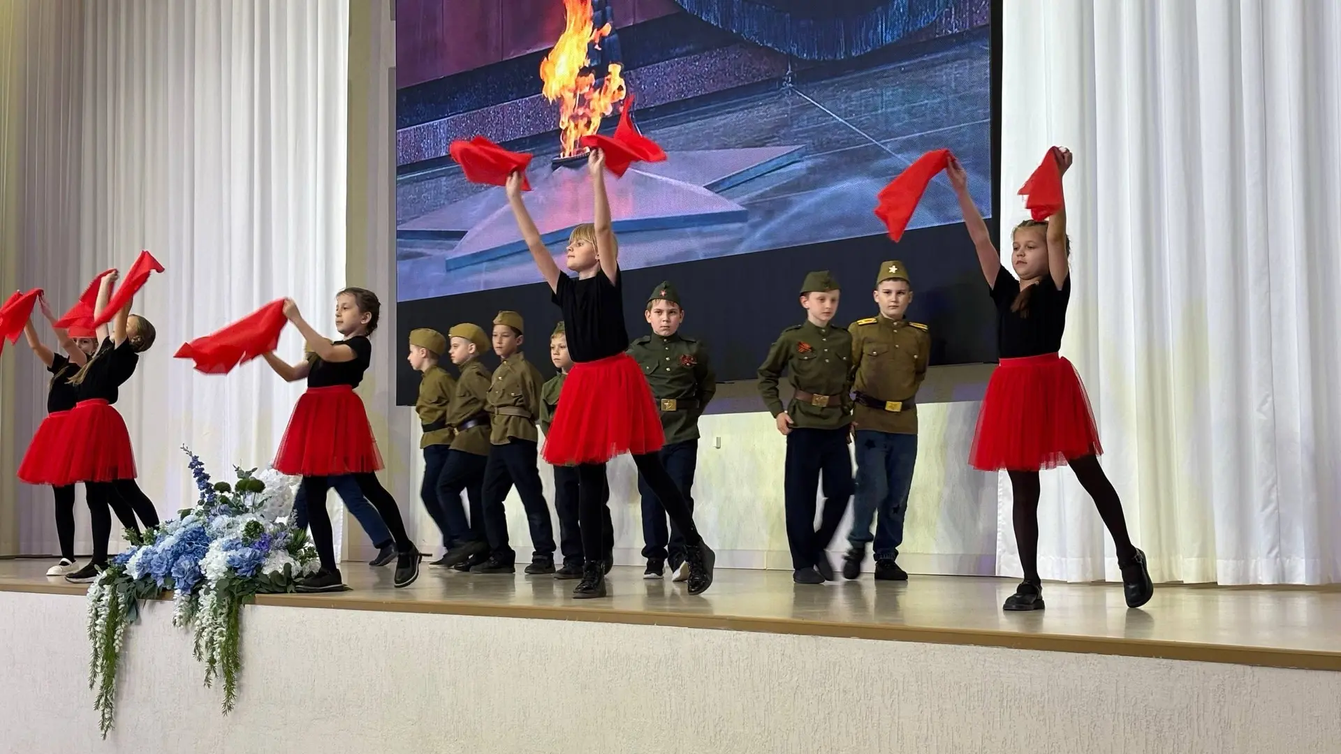 🎉 Концерт, посвящённый 9 мая: Вечная память и патриотизм 🇷🇺  🇷🇺13.05.2026  В нашей школе прошел заме