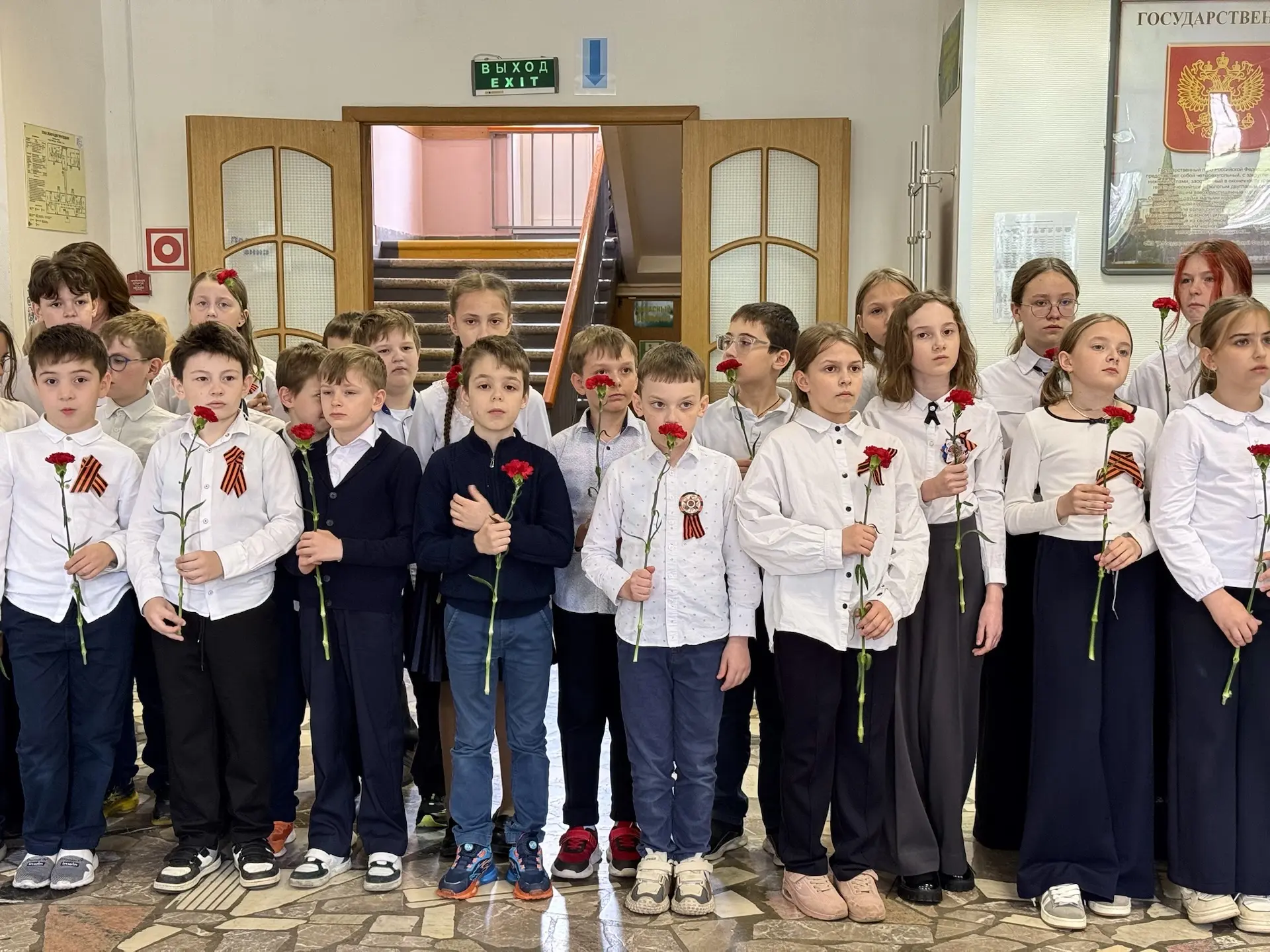 Сегодня в нашей школе прошла торжественная линейка, посвящённая Дню Победы.  В мероприятии приняли у