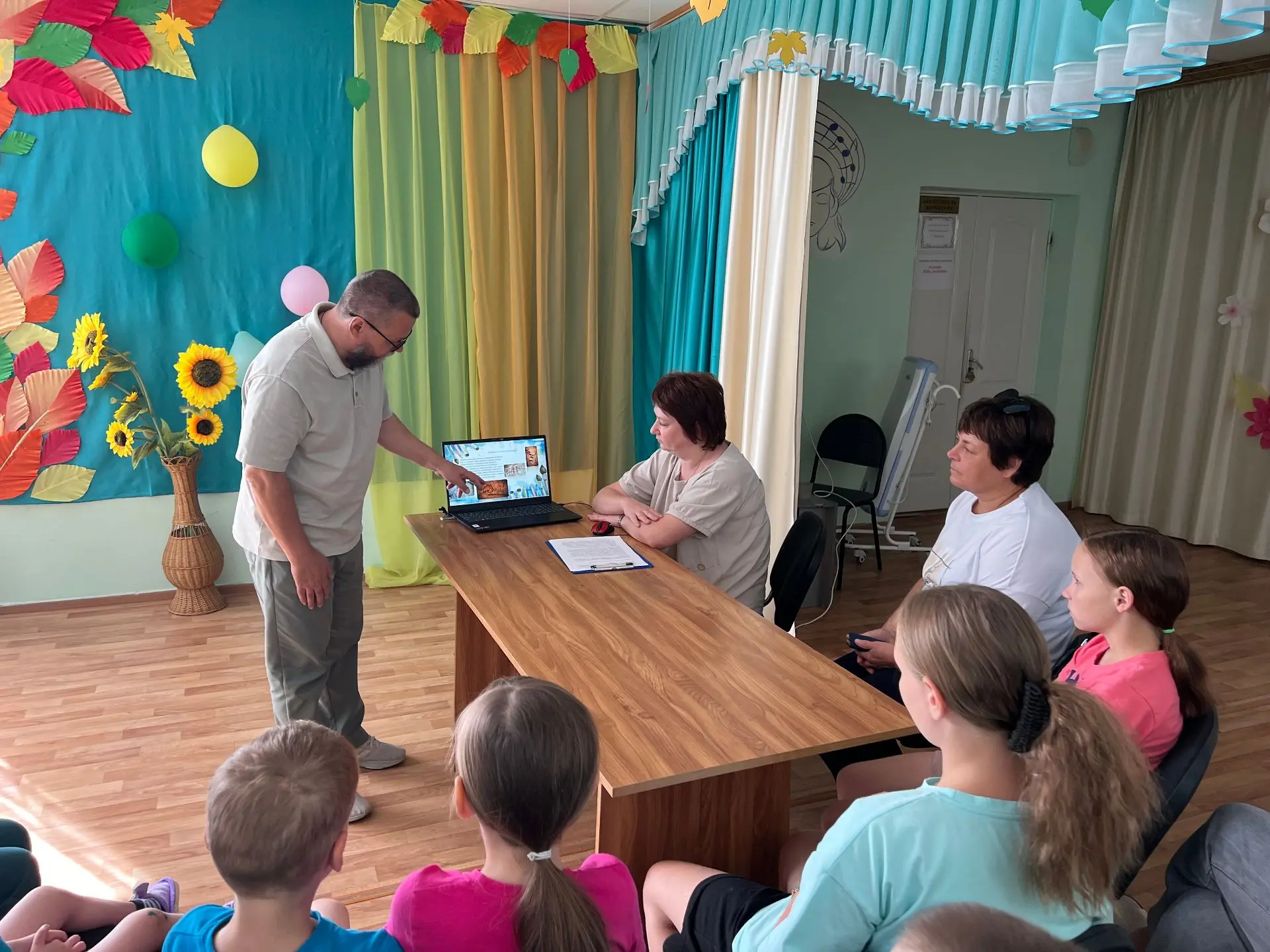 «Палитра сквозь эпохи: путь одной точки» — как сотрудники Белокалитвинского музея подар...