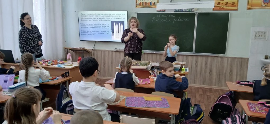 Сегодня в нашем классе (2А), я проводила мастер-класс по изготовлению свечей из медовой вощины.  Вос