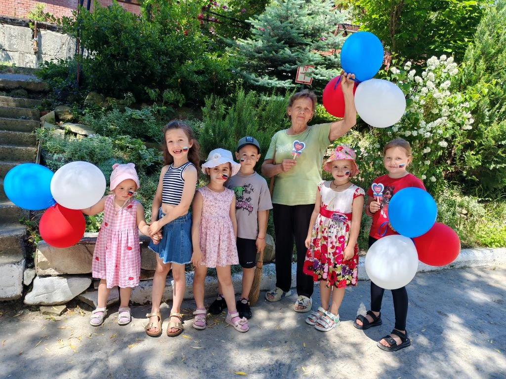 🎈❤ Акция «Подари Триколор»: ребята с педагогами поздравляли жителей посёлка, раздавая ...