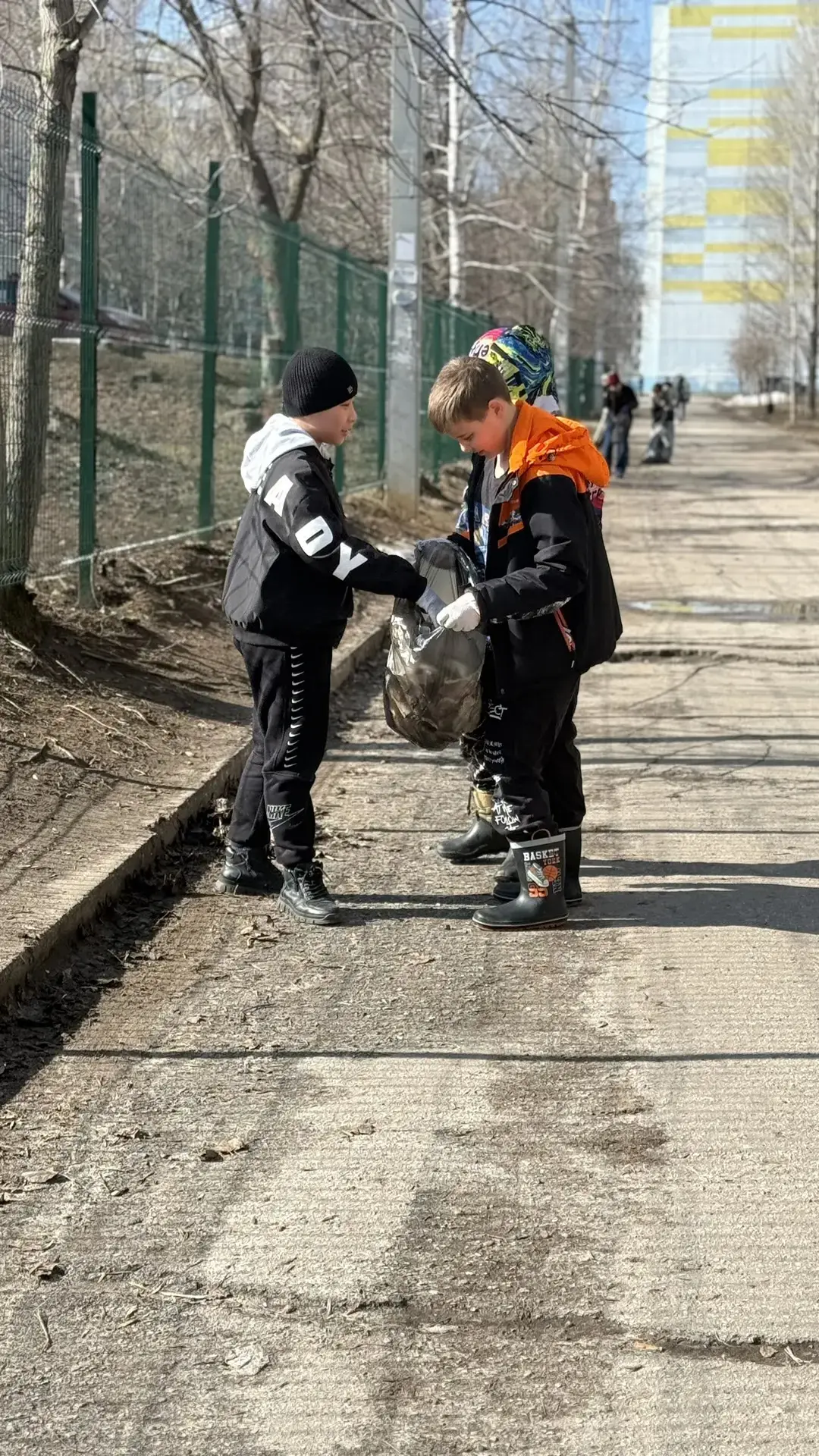Сегодня в рамках городского субботника ученики 5 класса Э, 8 класса Г, 10 класса Б, 11 класса Б и кл