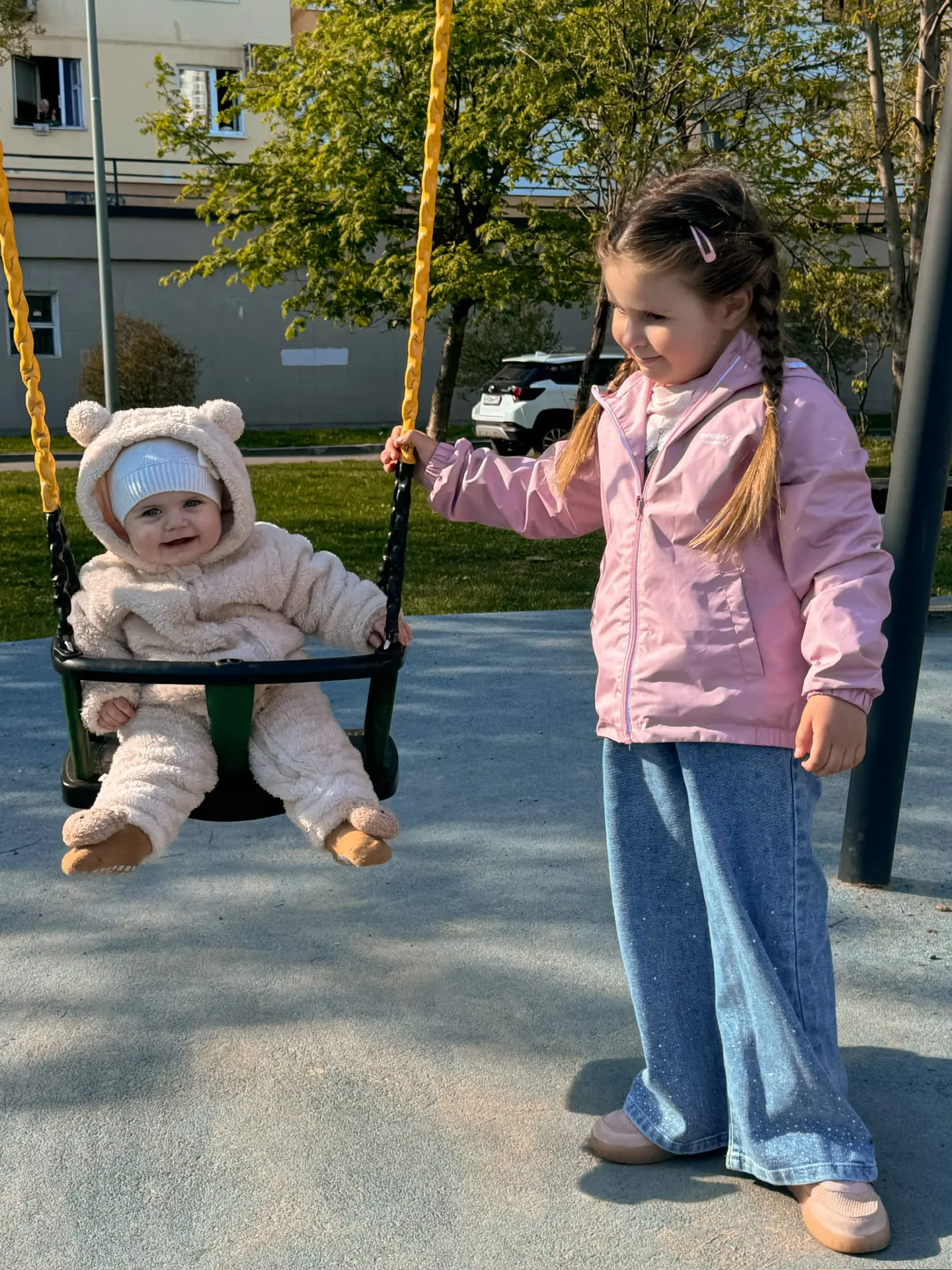 Ох уж эти страсти на детской площадке🛝 Сегодня гуляли с Никой, и рядом две мамы спорили из-за игрушк